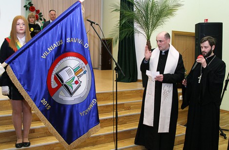 Poświęcenia sztandaru szkoły dokonał ks. Andrzej Andrzejewski z ojcem Konstantinem Fot. Marian Paluszkiewicz