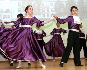 Uczniowie przygotowali piękne występy taneczne Fot. Marian Paluszkiewicz