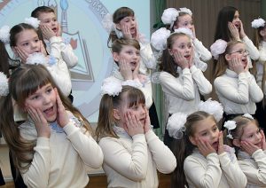 Zdolności wokalne zaprezentowali także najmłodsi uczniowie gimnazjum Fot. Marian Paluszkiewicz
