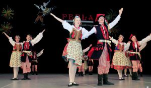 W ciągu 11 lat swojego istnienia „Perła” wielokrotnie reprezentowała Litwę i rejon wileński na festiwalach w Polsce, Białorusi, Bułgarii, Chorwacji, Macedonii