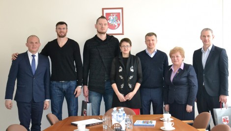 Koszykarze klubu „Lietuvos rytas“ przybyli do Samorządu z propozycją współpracy w promowaniu koszykówki wśród młodzieży rejonu wileńskiego