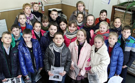 Uczniowie klas początkowych z Gimnazjum w Awiżeniach podczas wycieczki zapoznali się z zawodem dziennikarza Fot. Marian Paluszkiewicz