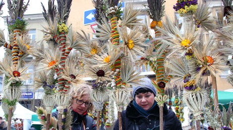 Królową jarmarku była jak zawsze wykonana z naturalnych, suszonych i farbowanych kwiatów barwna i niepowtarzalna palma Fot. Marian Paluszkiewicz