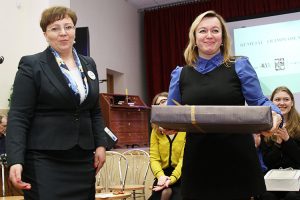 Laptop — nagrodę dla zwyciężczyni z rąk Renaty Cytackiej odebrała nauczycielka Łucja Minowicz Fot. Marian Paluszkiewicz