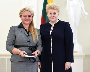 Zwyciężczyni konkursu z wiedzy o Konstytucji RL Rita Piechowska z prezydent  Fot. archiwum rodzinne