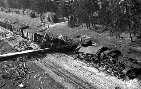 Pociąg niemiecki wykolejony w czasie II wojny światowej przez partyzantów w okolicach Rudziszek Fot.archiwum