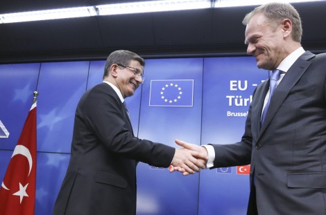 Premier Turcji Ahmet Davutoglu (od lewej) i przewodniczący Rady Europejskiej Donald Tusk Fot. EPA-ELTA