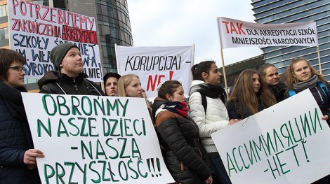 Przed gmachem samorządu miasta Wilna odbył się wiec w obronie szkół mniejszości narodowych, w którym udział wzięło około 1 000 osób Fot. Marian Paluszkiewicz