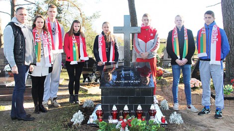Pomnikiem katyńskim w Rudnikach opiekuje się młodzież z Towarzystwa Gimnastycznego „Sokół” Fot. archiwum