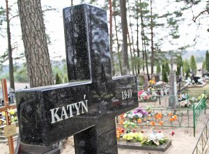 Fragment granitowego pomnika katyńskiego w Rudnikach Fot. Marian Paluszkiewicz