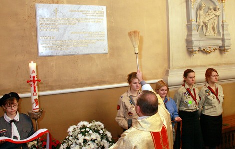 Tablica w kościele pw. św. Rafała upamiętnia ofiary zbrodni katyńskiej pochodzące z Wilna i Wileńszczyzny  Fot. Marian Paluszkiewicz