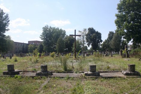 W najstarszej katolickiej części cmentarza w Pińsku niedużo grobów się zachowało, a po kościółku pozostały jeno fundament i fragmenty kolumn