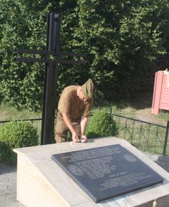 W Żabince przy cmentarzu znajduje się zbiorowa mogiła żołnierzom Okręgu Poleskiego AK, poległym w walce z hitlerowcami w 1943 r. Fot. Waldemar Szełkowski