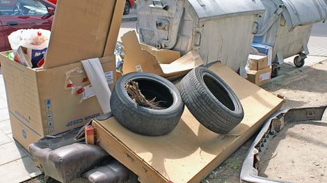Za wyrzucanie odpadów w niedozwolonych miejscach przewidziana jest grzywna do 579 euro Fot. Marian Paluszkiewicz