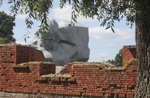  Przerażające swą gigantycznością i wymową rzeźby żołnierzy radzieckich wyrazem twarzy ukazują cierpienie i upór
