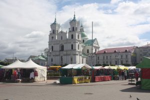 Przy dawnym rynku, a obecnie Placu Sowieckim, wznosi się najważniejszy katolicki kościół Grodna – bazylika katedralna św. Franciszka Ksawerego Fot. Waldemar Szełkowski