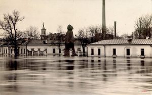 Makieta pomnika Adama Mickiewicza została zniszczona podczas powodzi Fot.  archiwum