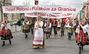 W polskich strojach ludowych paradowały zespoły folklorystyczne Fot. Marian Paluszkiewicz