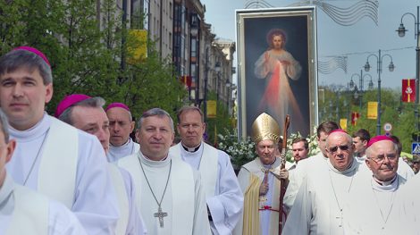  Obraz Miłosierdzia Bożego w otoczeniu duchownych Fot. Marian Paluszkiewicz