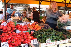 Na straganach dominują importowane warzywa i owoce Fot. Marian Paluszkiewicz