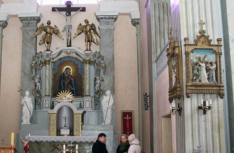 Ołtarz główny kościoła pw. św. św. Jakuba i Filipa w Hanuszyszkach Fot. Marian Paluszkiewicz