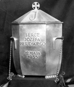 Srebrna urna z napisem:"Serce Józefa Piłsudskiego. 12 maja 1935" i wizerunkiem orła Fot. archiwum