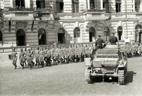1 Strzelcy ponarscy w Wilnie latem 1941 roku maszerują naprzeciwko budynku przy Placu Katedralnym, w którym obecnie mieści się Hotel Kempinski Fot. archiwum