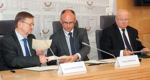 Memorandum o współpracy w zwalczaniu kupowania głosów podpisali Juozas Bernatonis, Tomas Žilinskas oraz Zenonas Vaigauskas Fot. ELTA 
