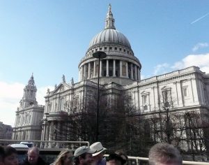 Wśród najbardziej znanych miejsc Londynu znajduje się Katedra św. Pawła, z ogromną kopułą dominującą nad krajobrazem miasta Fot. Justyna Giedrojć 