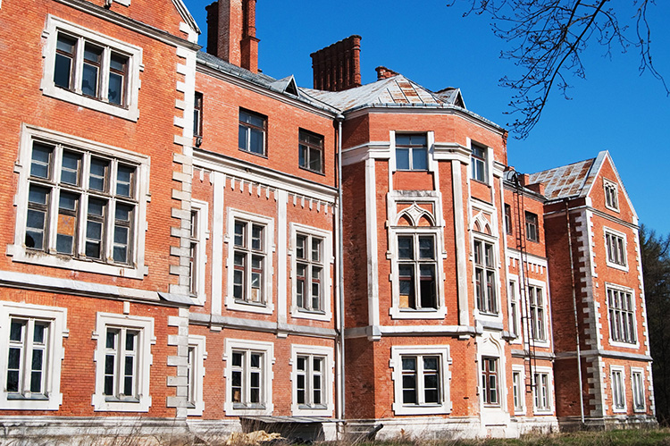 Neogotycki pałac Tyszkiewiczów w Landwarowie od lat popada w ruinę 