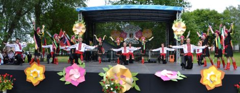 Widzów zachwycały występy Zespołu Tańca Ludowego „Perła” z Niemenczyna