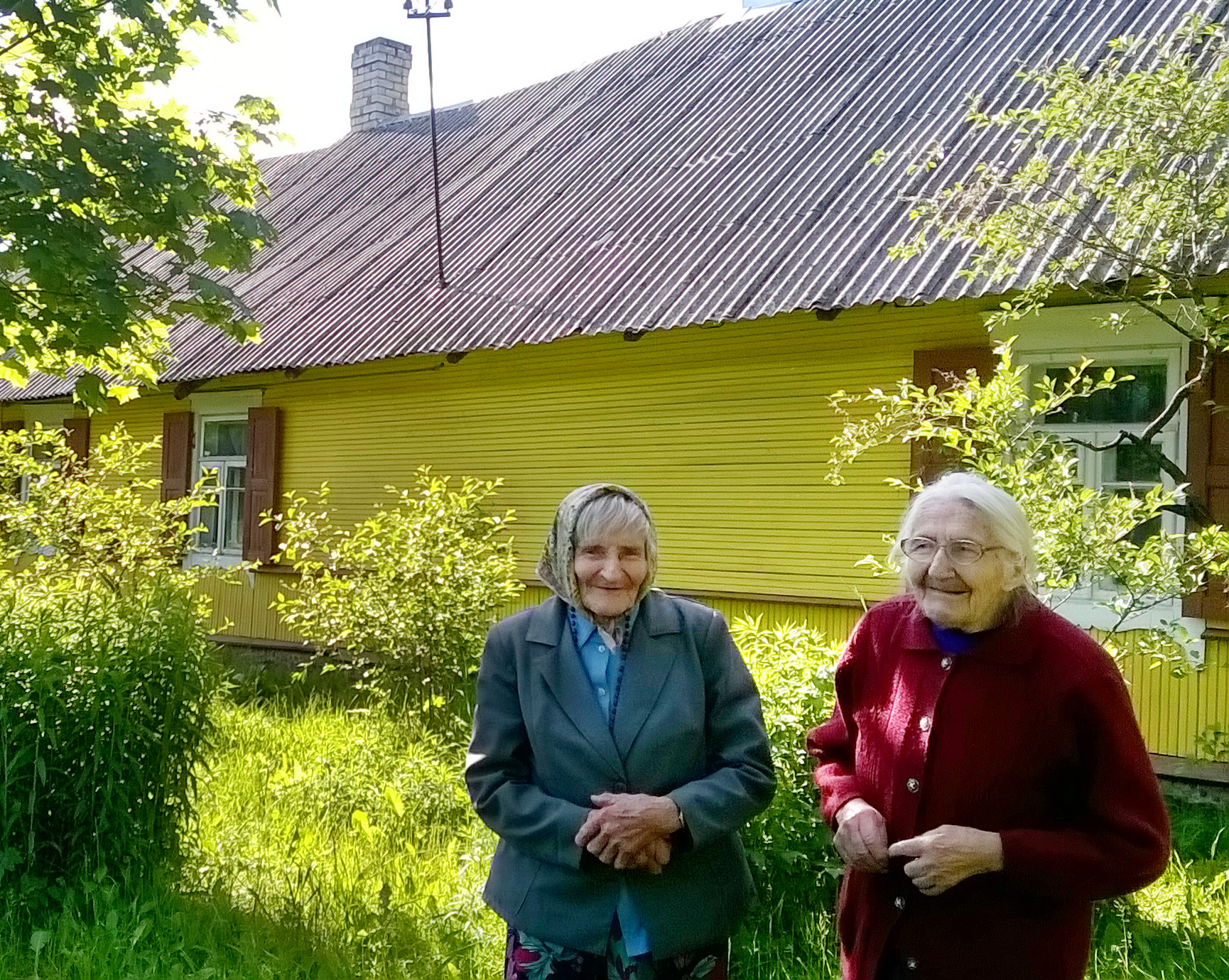  Siostra od Aniołów Irena Kardis wraz ze swoją siostrą Marią przed rodzinnym domem Fot. S. Rita Gvazdaitytė 