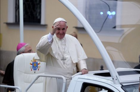 Papież Franciszek przejechał otwartym samochodem między zgromadzonymi na jasnogórskich błoniach wiernymi Fot.facebook.com