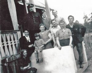 Mała Rachela „Haneczka” z rodziną Kruminis-Łozowskich na ganku domu na stacji Jaszuny Fot. archiwum rodziny Kruminis-Łozowskich 
