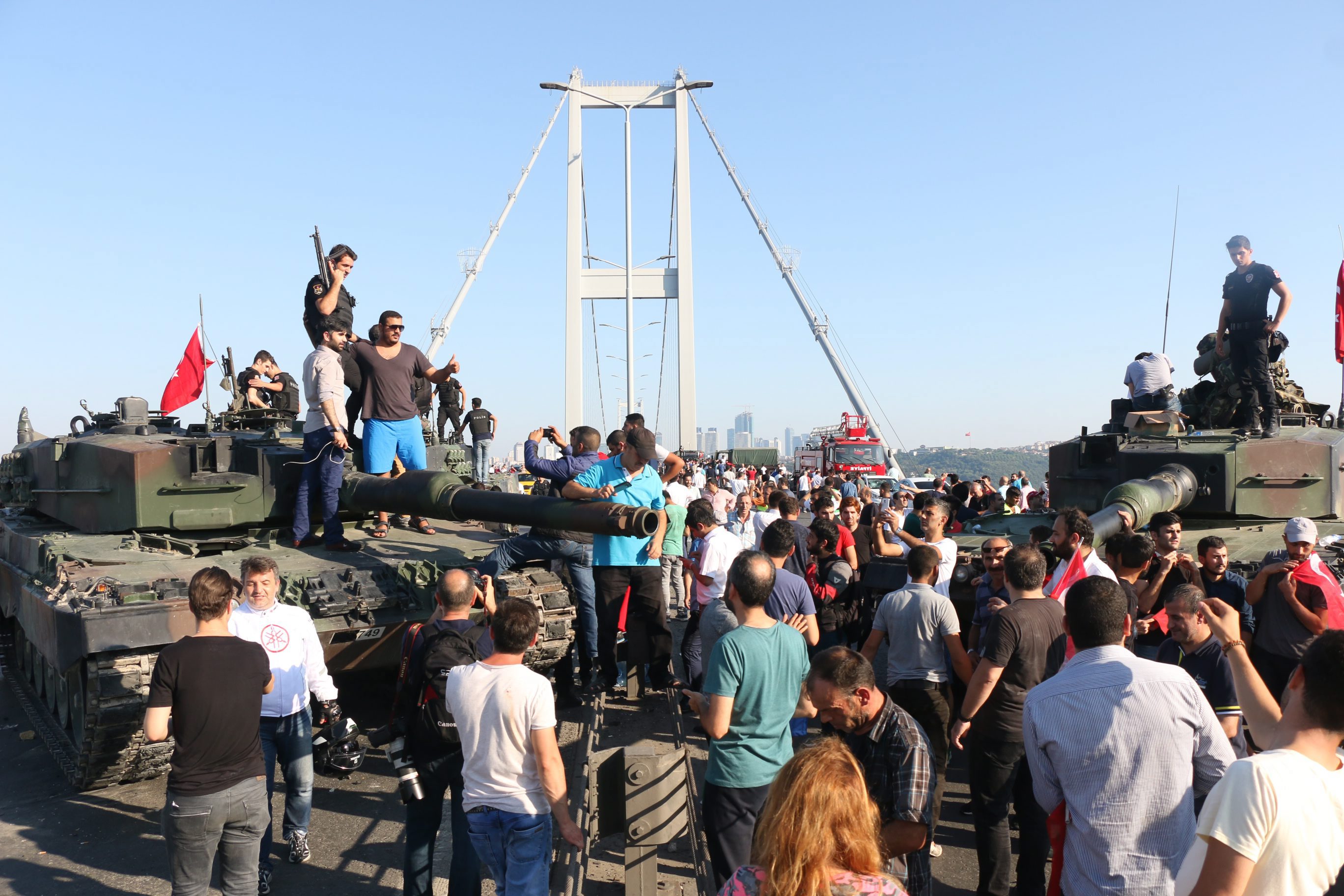 Zwolennicy Erdogana na Moście Bosforskim w Stambule  Fot. EPA-ELTA