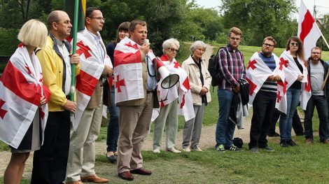  Kilkadziesiąt osób zebrało się, by wspomnieć o wydarzeniach w Gruzji sprzed ośmiu lat Fot. Marian Paluszkiewicz