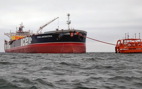  Na terytorium terminalu naftowego w Butyndze mały jacht uderzył w tankowca Fot. Mažekių Nafta