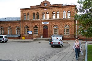 Budynek Dworca Kolejowego w Nowych Święcianach zbudowany w drugiej połowie XIX w. Fot. Marian Paluszkiewicz