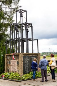 Monument ku czci rozstrzelanych przy drodze do Święcian, niestety, bez polskiej tablicy Fot. Marian Paluszkiewicz