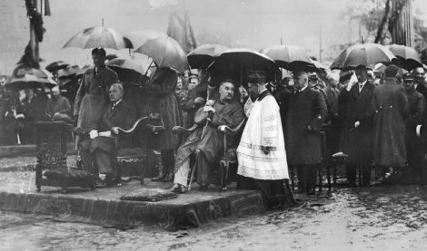 Józef Piłsudski podczas uroczystości koronacji obrazu Matki Bożej Ostrobramskiej w Wilnie, 02.07.1927 Fot. z Narodowego Archiwum Cyfrowego
