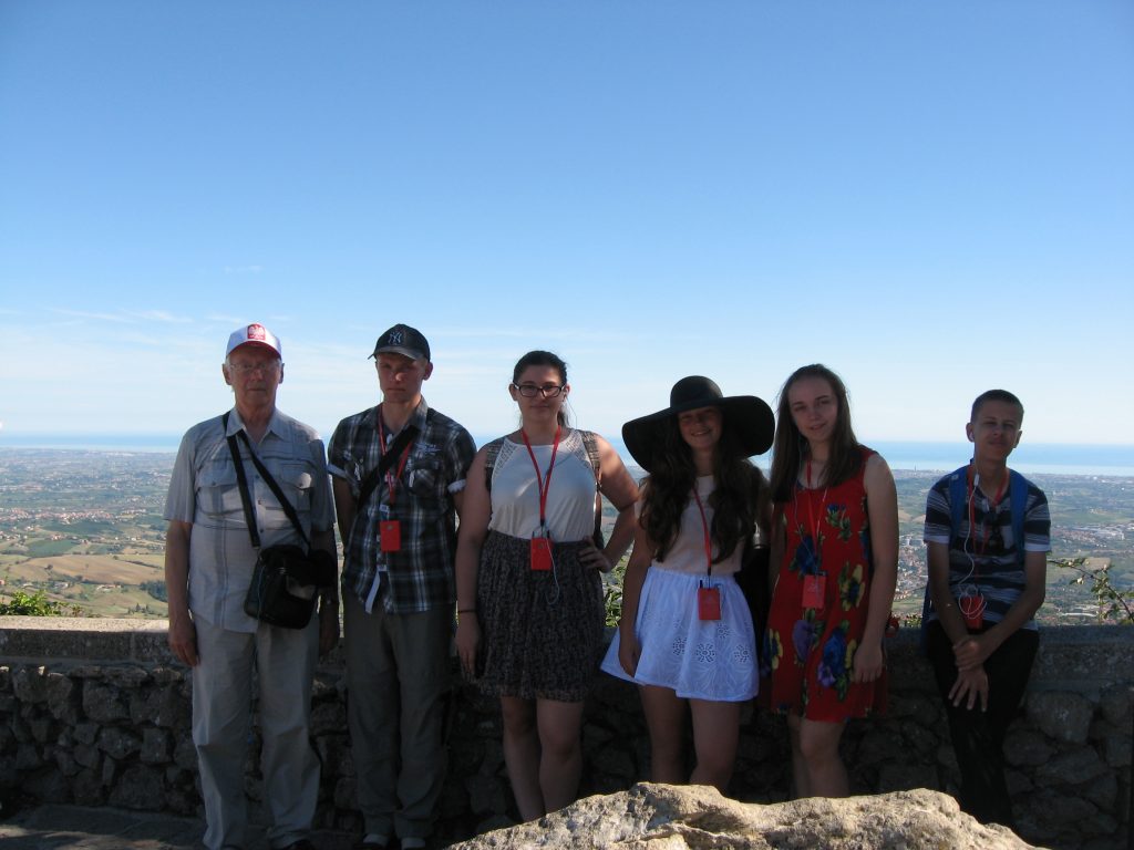 Uczniowie z opiekunem na wzgórzu San Marino Fot.Roman Lachowicz