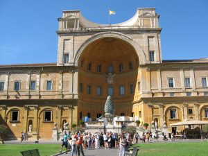 Rzeźba szyszki przy wejściu do Muzeów Watykańskich Fot.Roman Lachowicz 