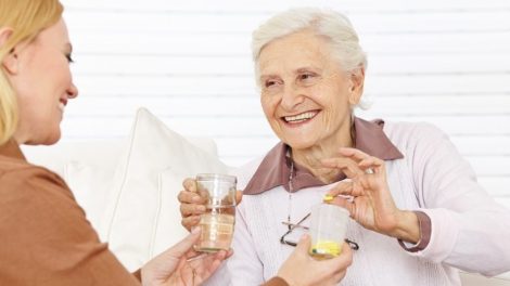 Seniorzy, którzy ukończyli 75 lat, będą mogli już za tydzień kupić bezpłatne leki Fot. archiwum