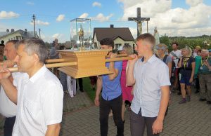  Parafianie wnieśli relikwie do kościoła pw. św. Anny w Jaszunach Fot.Anna Pieszko