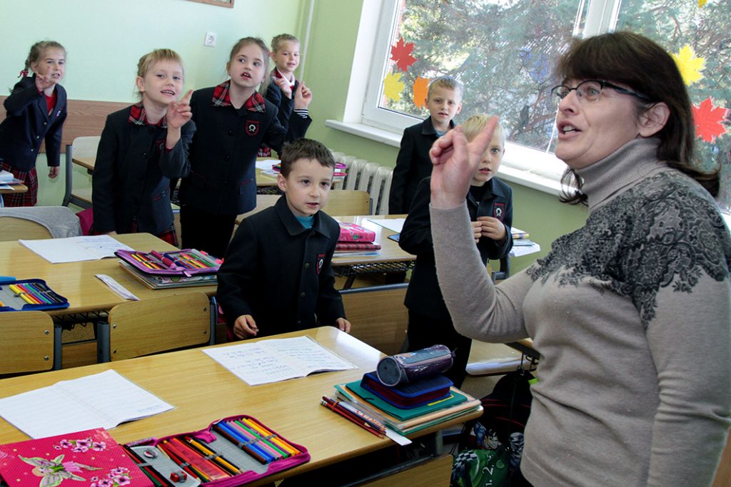 Ministerstwo Oświaty i Nauki na zwiększenie nauczycielskich poborów dodatkowo przeznaczyło 8 mln euro. 