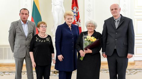 W imieniu mamy Janiny Strużanowskiej nagrodę z rąk prezydent odebrała jej córka Hanna Strużanowska-Balsienė Fot. lrp.lt 