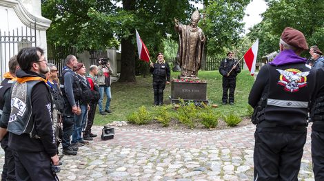 Modlitwa uczestników Rajdu przy pomniku św. Jana Pawła II na dziedzińcu kościoła Nawiedzenia NMP w Trokach Fot. Marian Paluszkiewicz