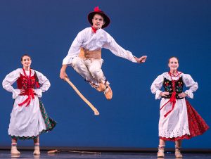 Takie wprost baletowe popisy tancerzy zachwycały widzów Fot. Marian Paluszkiewicz 
