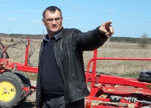 Rolnik Antonij Jundo uprawia ponad 2 tys. hektarów ziemi w rej. święciańskim Fot. Marian Paluszkiewicz