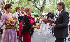 Mer samorządu rejonu wileńskiego Maria Rekść podkreślała, że dożynki są wyrazem podziękowania za tegoroczne plony Fot. Marian Paluszkiewicz 